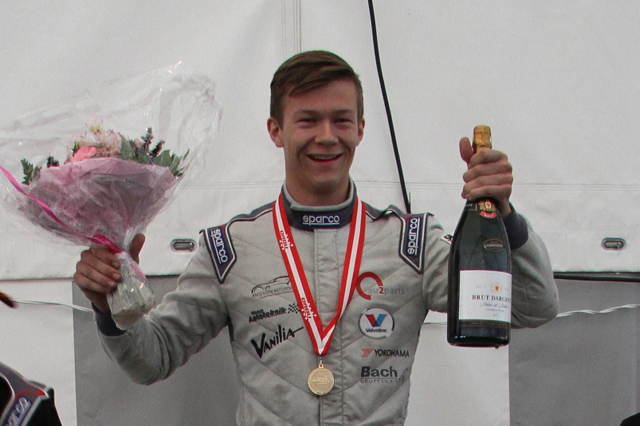 Martin Andersen blev kåret som DASU mester med både blomster og champagne
(Foto: Keld Dohm)